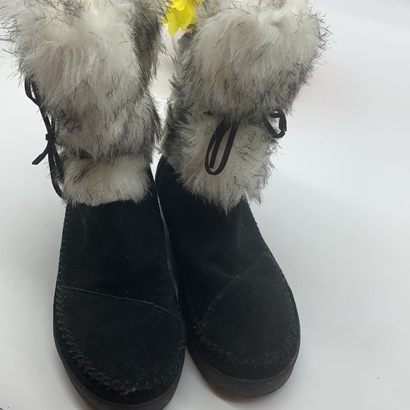 Toms Shoes - Toms Nepal Black Faux Fur Suede Moccasin Boots Sz 6. WRB1550K